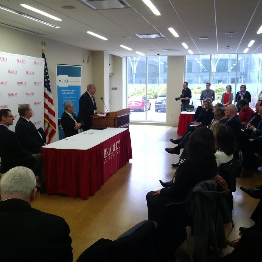 January 7, 2016 – I announced $25 million in federal funding to support Illinois manufacturing at Bradley University in Peoria.